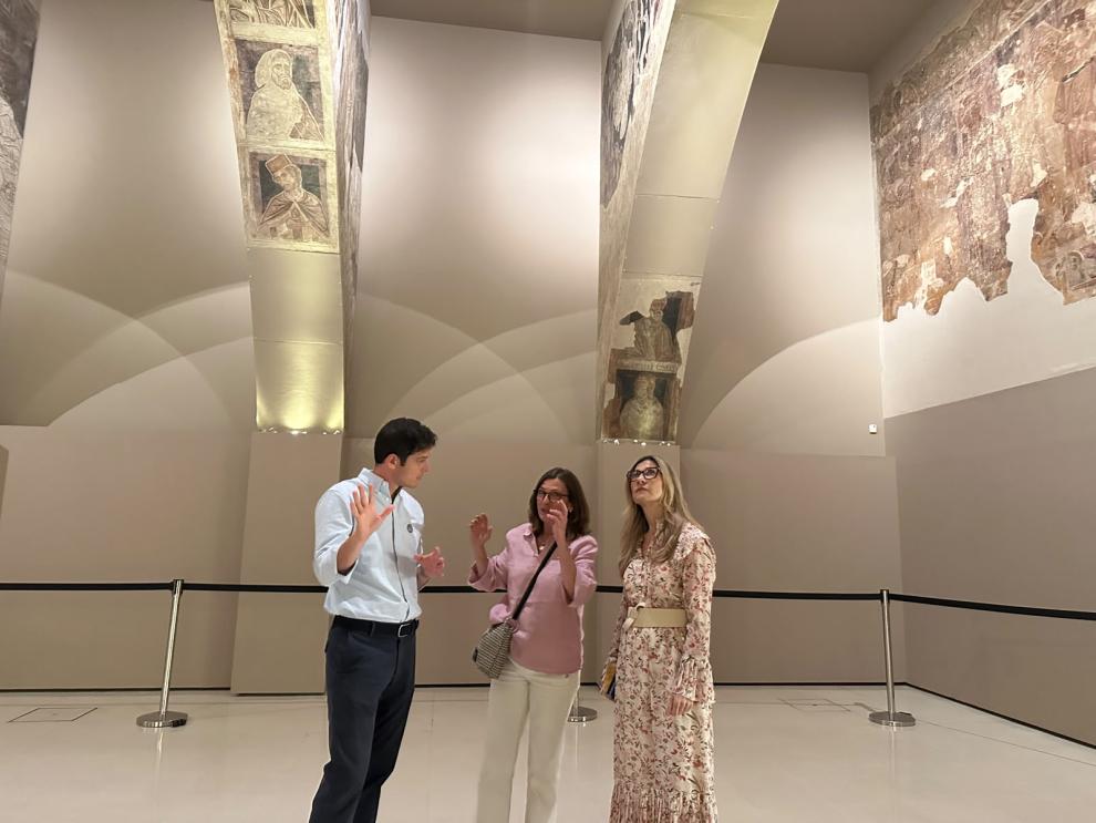 La vicepresidenta Mar Vaquero ha visitado las pinturas de Sijena en el MNAC