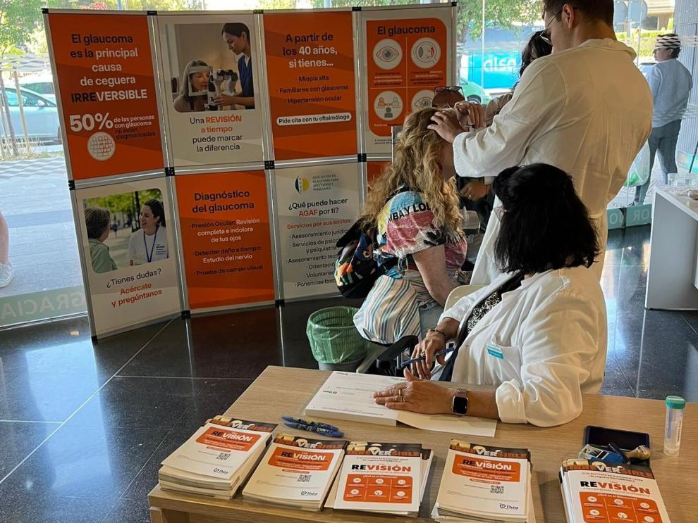 El centro de especialidades Inocencio Jiménez de Zaragoza acoge una jornada de detección precoz del glaucoma.