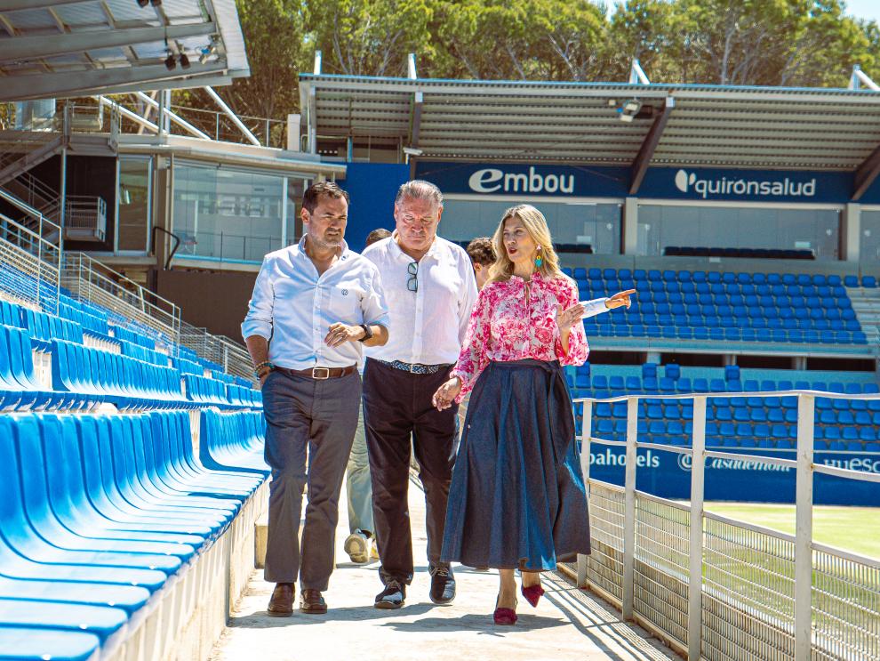 La vicepresidenta Mar Vaquero, el presidente de la S.D. Huesca, Agustín Lasaosa, y el director general del club, Miguel Mur, en El Alcoraz