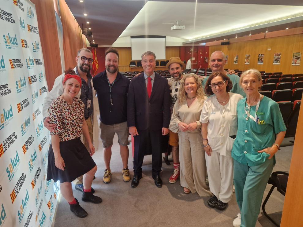 El gerente del sector Zaragoza III y el director del Clínico, junto a personal del hospital y los actores de Teatro Indigesto