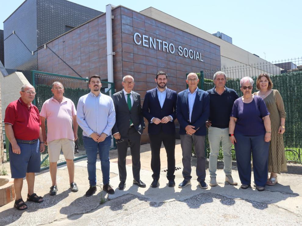 Alejandro Nolasco, junto a la autoridades locales de Sariñena, en el Centro Social de Mayores
