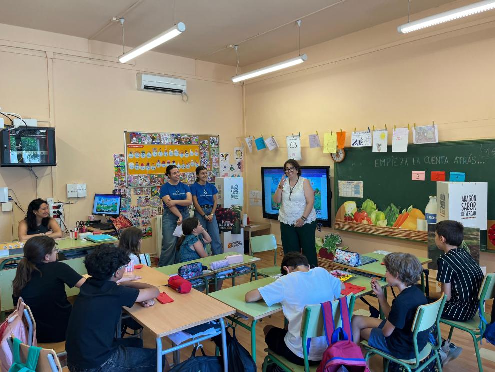La consejera de Agricultura, Ganadería y Alimentación, Arancha Simón, durante su visita al CRA Torrevelilla con motivo del Programa Escolar de Consumo de Frutas, Hortalizas y Leche.