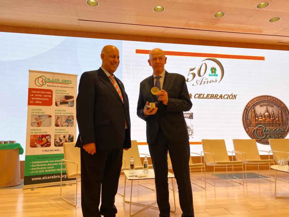 El consejero de Sanidad, Ángel Sanz, recibiendo de manos del presidente de ALCER Ebro, Francisco Mohand, la medalla conmemorativa de la asociación en el acto de celebración de su 50 aniversario