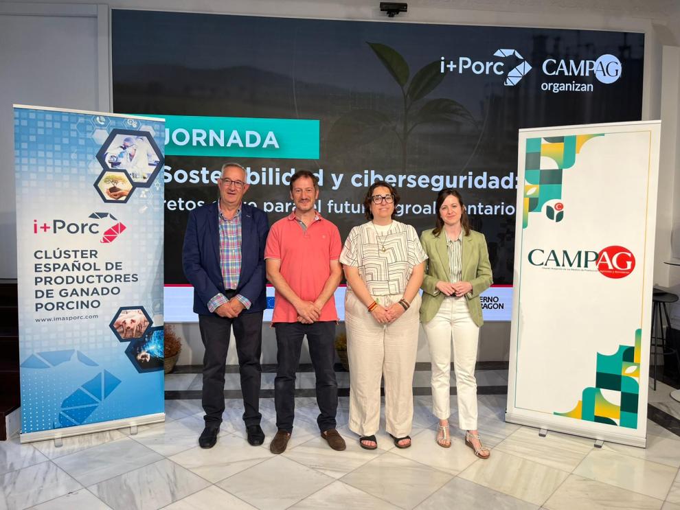 De izquierda a derecha: Enrique Novales, director general de Calidad y Seguridad Alimentaria; Juan Manuel Castell, gerente de CAMPAG; Arancha Simón, consejera de Agricultura, Ganadería y Alimentación; y Alicia Canut, directora de i+Porc.