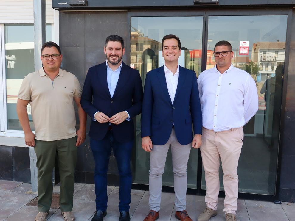 Alejandro Nolasco y el alcalde de Pina de Ebro, Pablo Blanquet, junto a autoridades locales