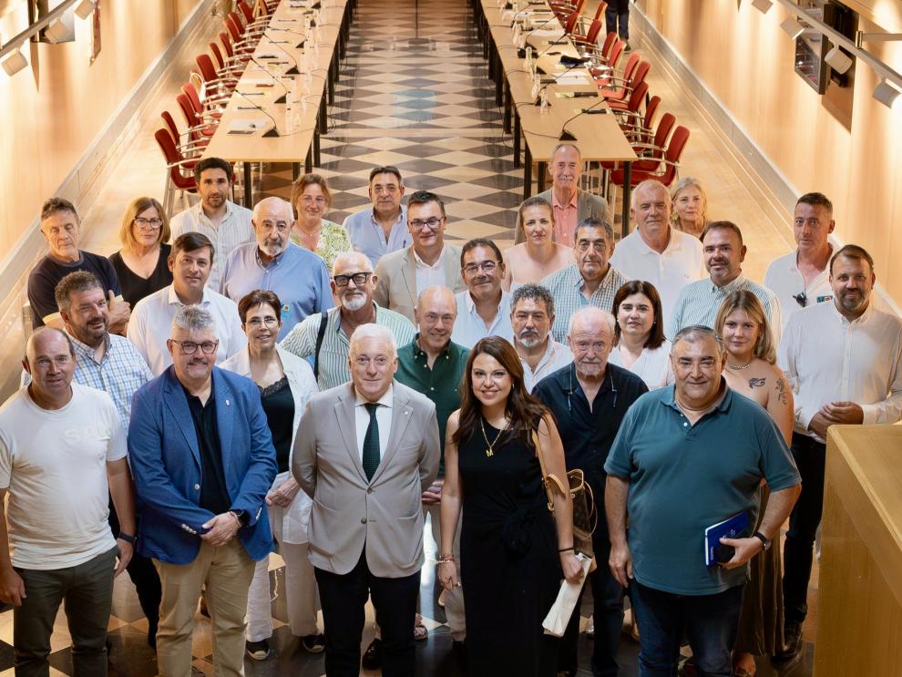 Foto de famila del Consejo de Cooperación Comarcal presidido por Octavio López celebrado hoy en el Edificio Pignatelli.