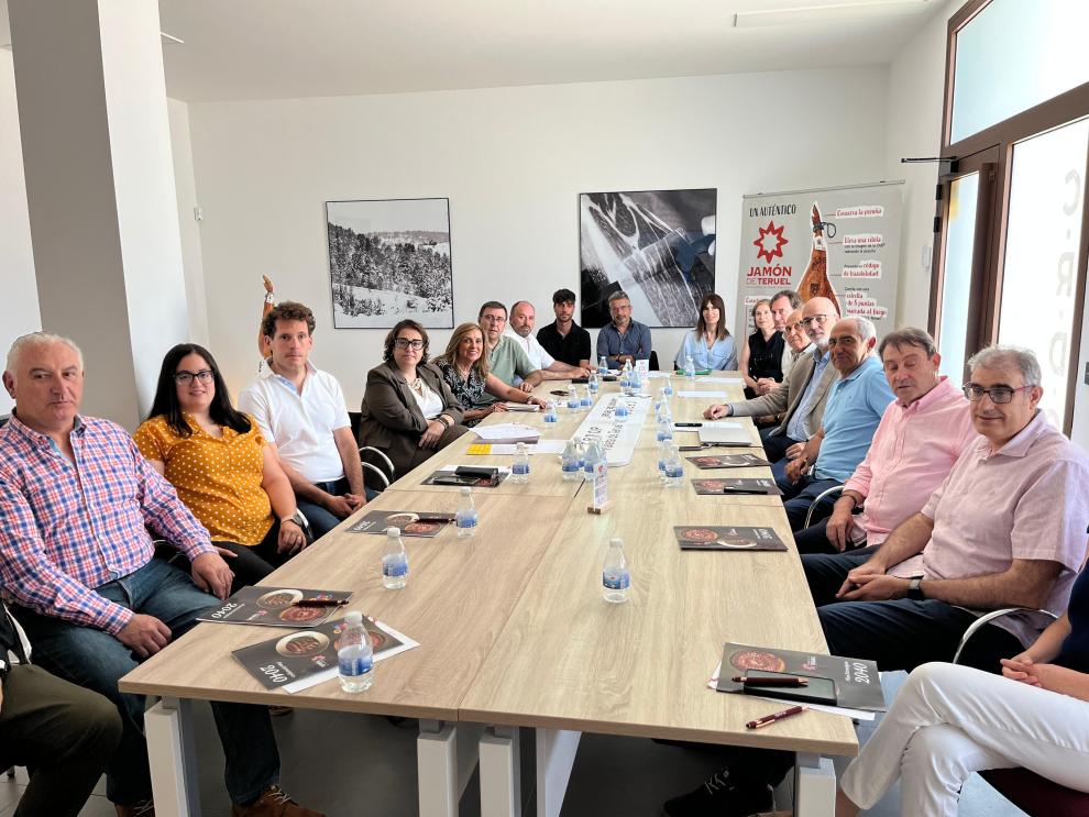 La consejera de Agricultura, Ganadería y Alimentación, Arancha Simón, y la directora general de Promoción e Innovación Agroalimentaria, Amparo Cuéllar, junto a representantes del Consejo Regulador de la DOP Jamón y Paleta de Teruel durante el pleno celebr