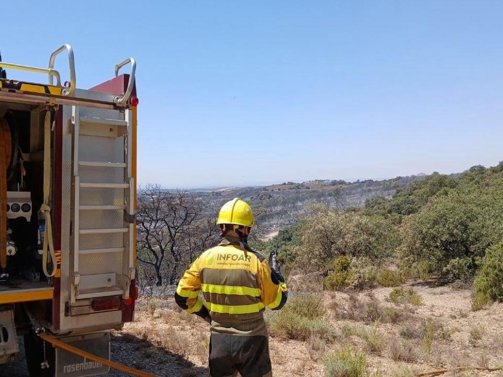 Las brigadas de INFOAR siguen trabajando en refrescar la zona del incendio en Tamarite de Litera