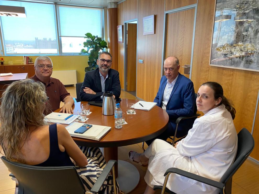 El consejero de Sanidad, Ángel Sanz, con los representantes de ASPANOA, en la reunión que ha tenido lugar esta mañana
