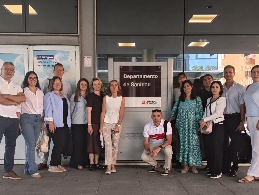 Foto de familia de la visita realizada por los profesores universitarios moldavos en las instalaciones del Departamento de Sanidad.