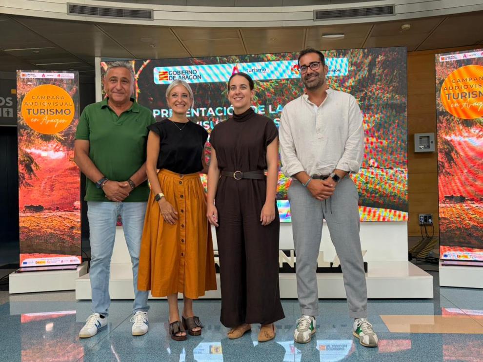 El presentador Javier Segarra; la directora general de la CARTV, Raquel Fuertes; la directora general de Turismo y Hostelería en Aragón; María Nogueras, y el director de contenidos en la CARTV, Alberto del Pozo, este martes en la presentación.