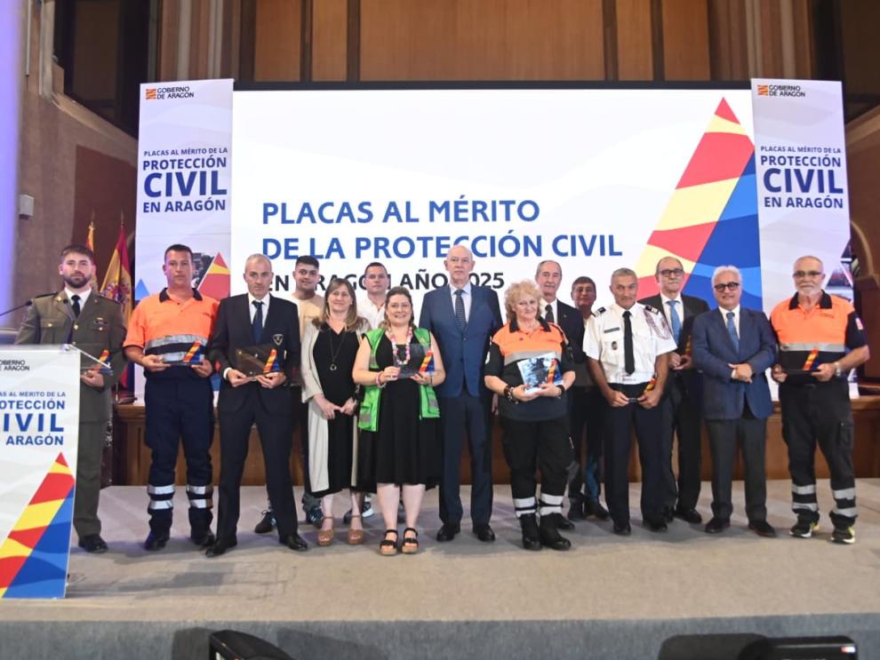Foto de familia a la conclusión del acto de entrega de las Placas al Mérito de Protección Civil 2025.