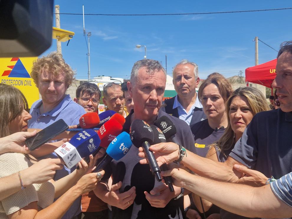 El consejero de Medio Ambiente y Turismo en el Gobierno de Aragón, Luis Biendicho, este miércoles durante la atención a medios de comunicación desde el Puesto de Mando Avanzado en Leciñena