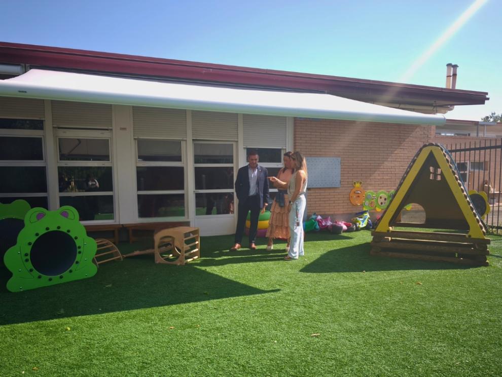 El programa 'Aulas que respiran' financiará en su primera fase actuaciones como la instalación de toldos que hay en centros como el CEIP Amar y Borbón, en Zaragoza
