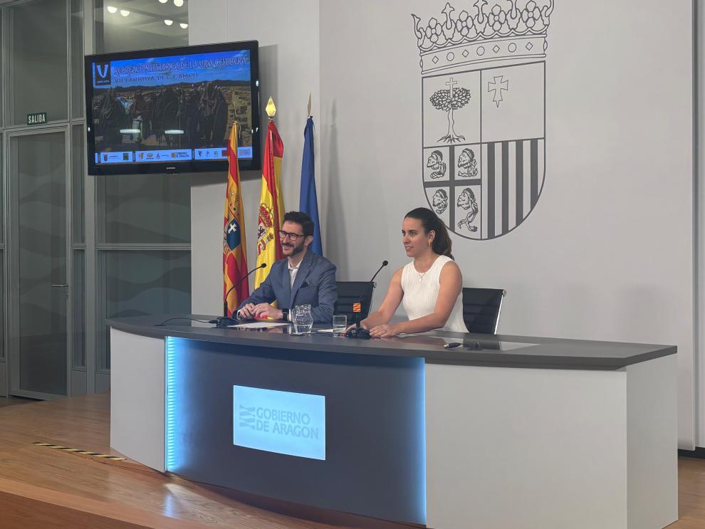 La directora general de Turismo, María Nogueras, y el alcalde de Villarroya del Campo, José Carlos Franco Sediles, durante la presentación de la V Recreación Histórica de la Vida Celtíbera.