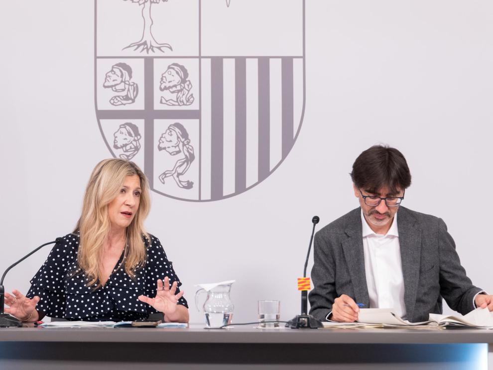 Mar Vaquero, acompañada por el director general de Servicios Jurídicos, Juan Pérez Mas, presentan as alegaciones de Aragón a la posible contradicción del Real Decreto que regula el proceso extraordinario de regularización de inmigrantes con el Derecho de