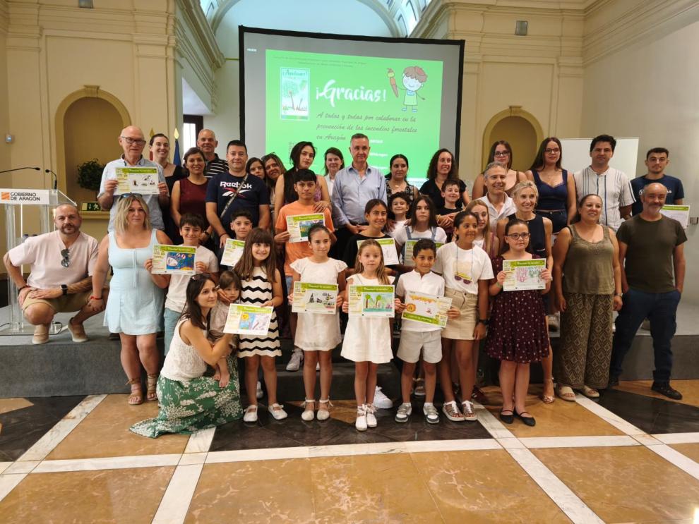 El consejero de Medio Ambiente y Turismo en el Gobierno de Aragón, Luis Biendicho, junto a finalistas y ganadores del concurso