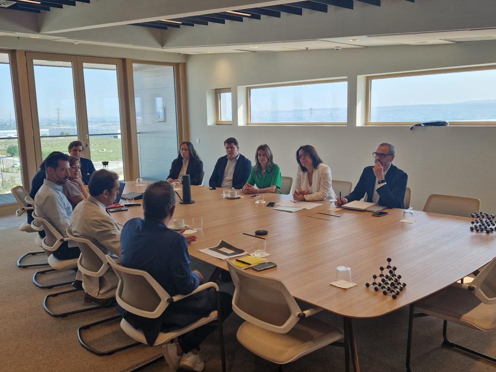 La consejera de Economía, Competitividad y Empleo ha visitado las instalaciones de Diamond Foundry, que invertirá 1.300 millones de euros y creará 300 empleos en su nueva planta de La Cartuja Baja (Zaragoza).