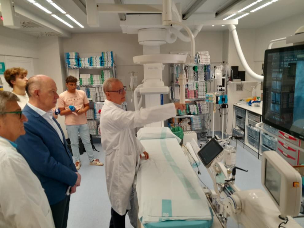 Los jefes de servicio de Cardiología, José Ramón Ruiz, y de Angiología y Cirugía Vascular, José Manuel Buisán, explican al consejero de Sanidad, Ángel Sanz, la intervención