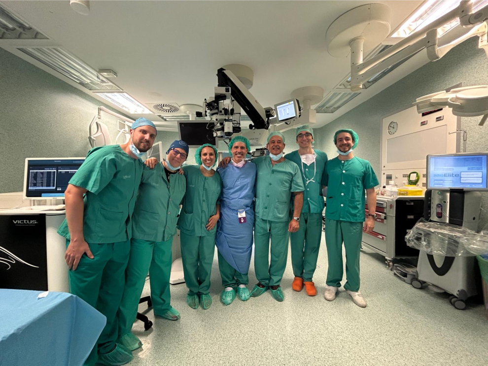 Miembros del equipo de Oftalmología del Hospital Universitario Miguel Servet participantes en la intervención. En el centro de la imagen, los doctores Antonio Mateo y Víctor Mallén, junto al equipo quirúrgico y al láser Victus® de Bausch + Lomb.