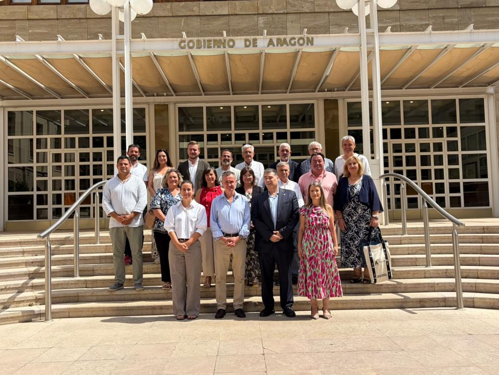 Foto de familia con las autoridades y los 15 alcaldes que integran la Asociación de Pueblos Bonitos de España en Aragón