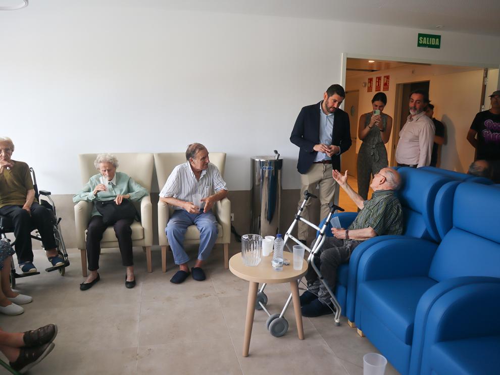 El vicepresidente Alejandro Nolasco conversa con uno de los realojados tras el incendio de Orés