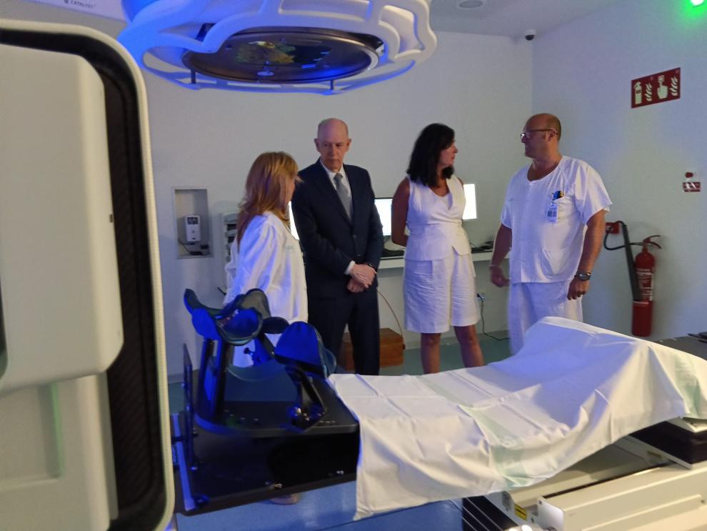 El consejero de Sanidad, Ángel Sanz, y la alcaldesa, Lorena Orduna, flanqueados por la jefa de la UCMORA, Dra. Reyes Ibáñez, y el supervisor de Enfermería, Miguel A. Torres