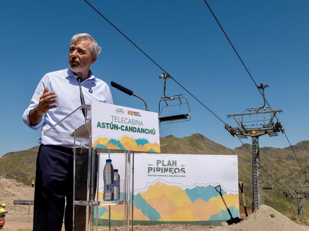 El presidente Azcón, durante el acto de colocación de la Primera Piedra del telecabina de Astún - Candanchú.