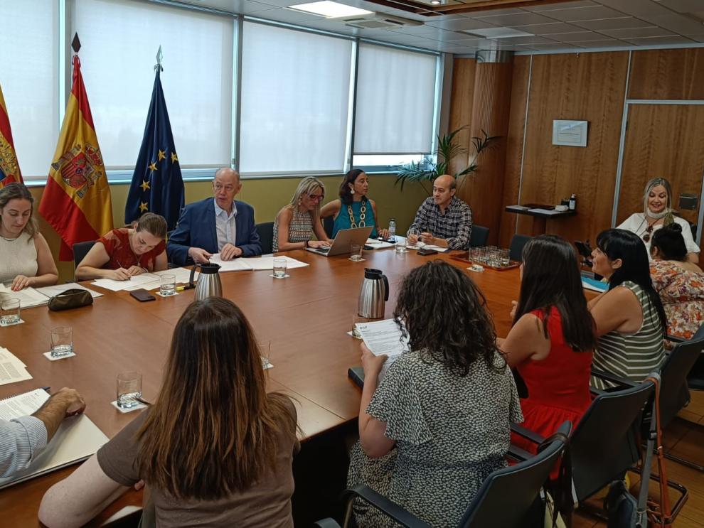 El consejero de Sanidad, Ángel Sanz, y parte de su equipo, en la reunión con ARAELA.