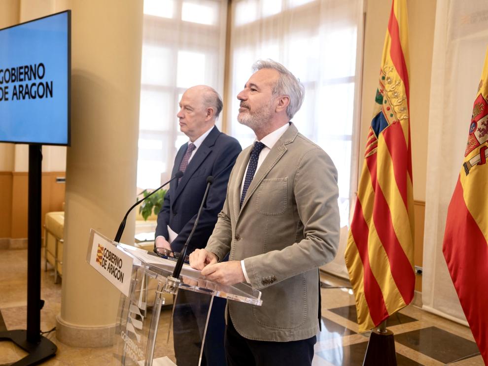 El presidente Azcón, junto al consejero de Sanidad, Ángel Sanz.