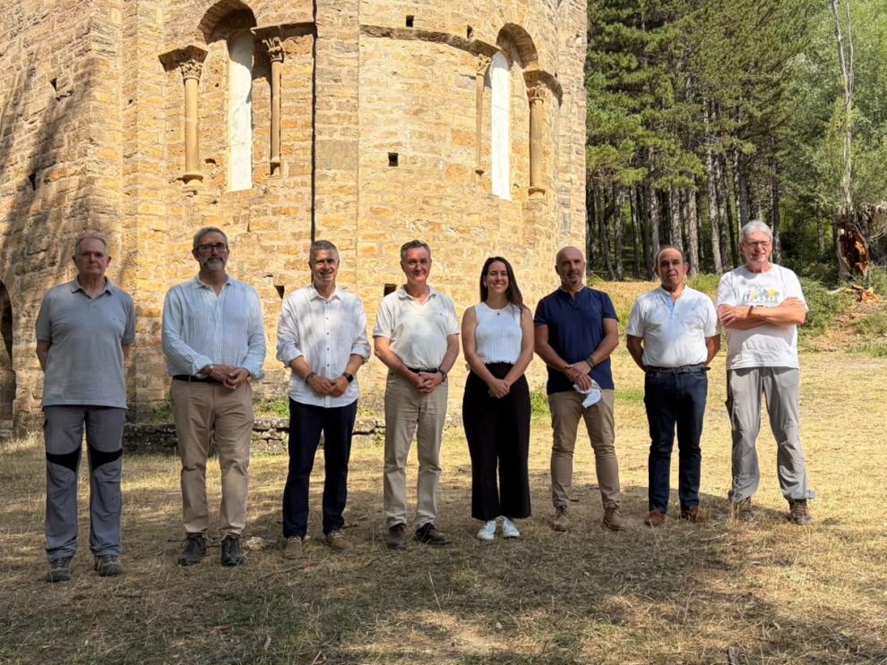 Autoridades este jueves en la Iglesia de Santa María de Iguácel, con el consejero de Medio Ambiente y Turismo, Luis Biendicho, y la directora general de Turismo y Hostelería, María Nogueras, en el centro