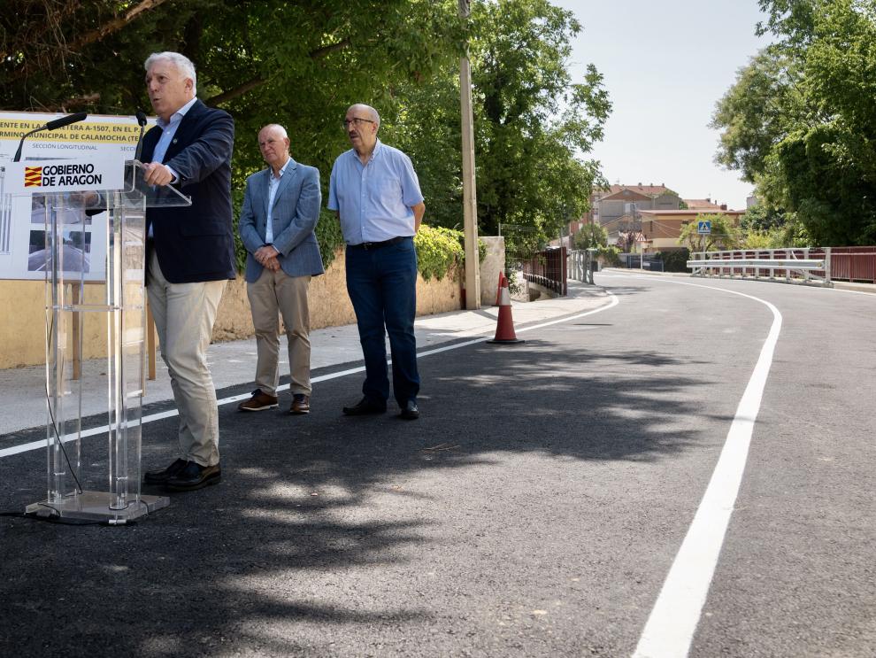Octavio López ha inaugurado el nuevo puente de Calamocha, en presencia del alcalde Manuel Rando y el director general de Carreteras e Infraestructuras, Miguel Ángel Arminio.