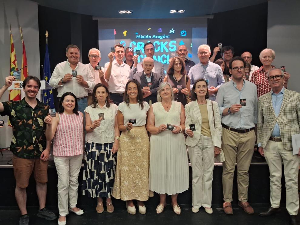 Foto de familia con los impulsores y los familiares y representantes de los científicos recogidos en la colección de cartas este jueves