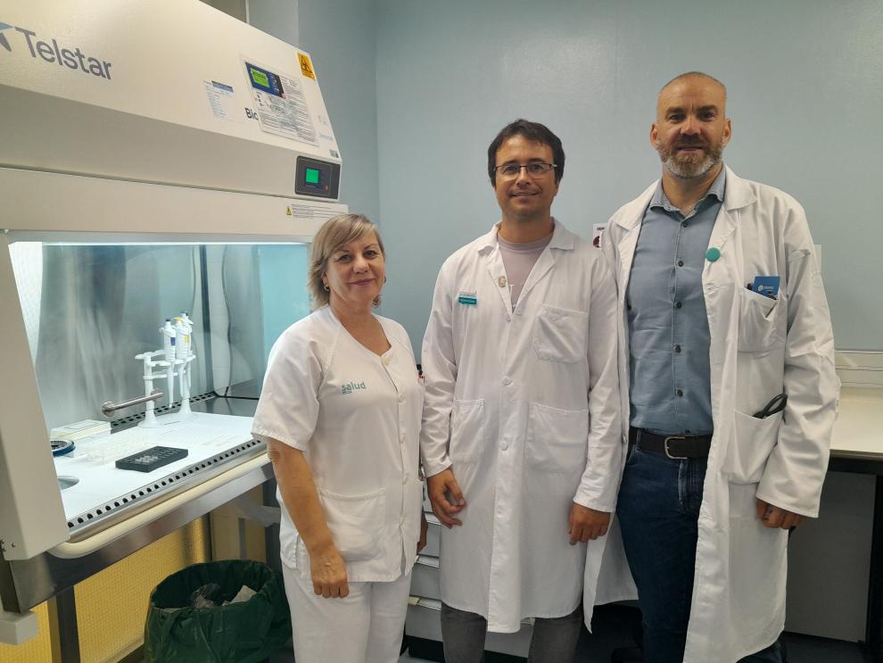 La coordinadora de Técnicos de Anatomía Patológica, Milagros Chico, el patólogo Guillermo Muñoz y el urólogo Jorge Subirá, en una de las zonas del laboratorio del Clínico de Zaragoza donde se procesa la nueva prueba