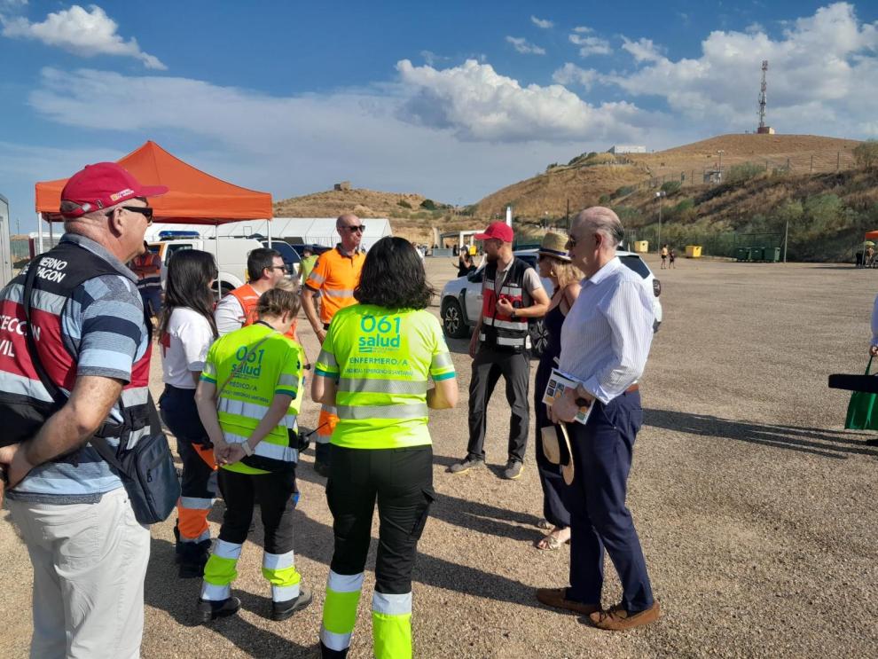 El consejero de Sanidad, Ángel Sanz, junto a profesionales del 061 Aragón en el punto de observación de MotorLand Aragón.