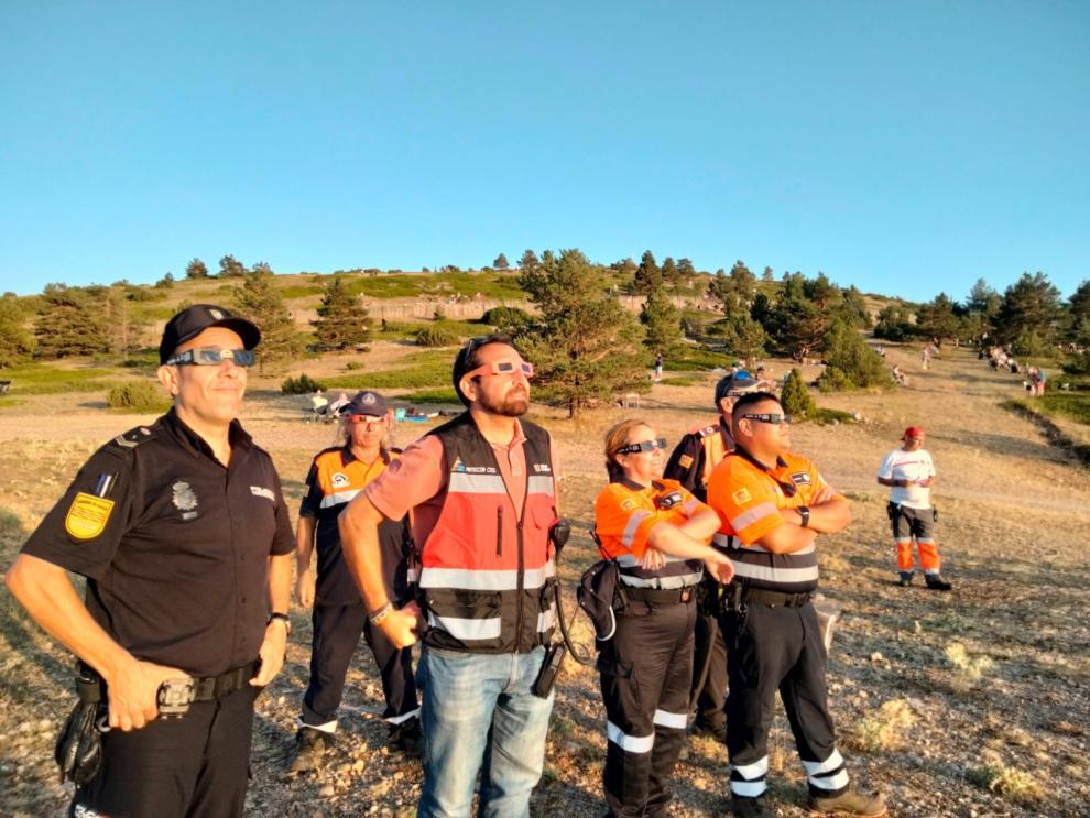 Miembros de seguridad y de protección civil siguiendo el eclipse de Sol.