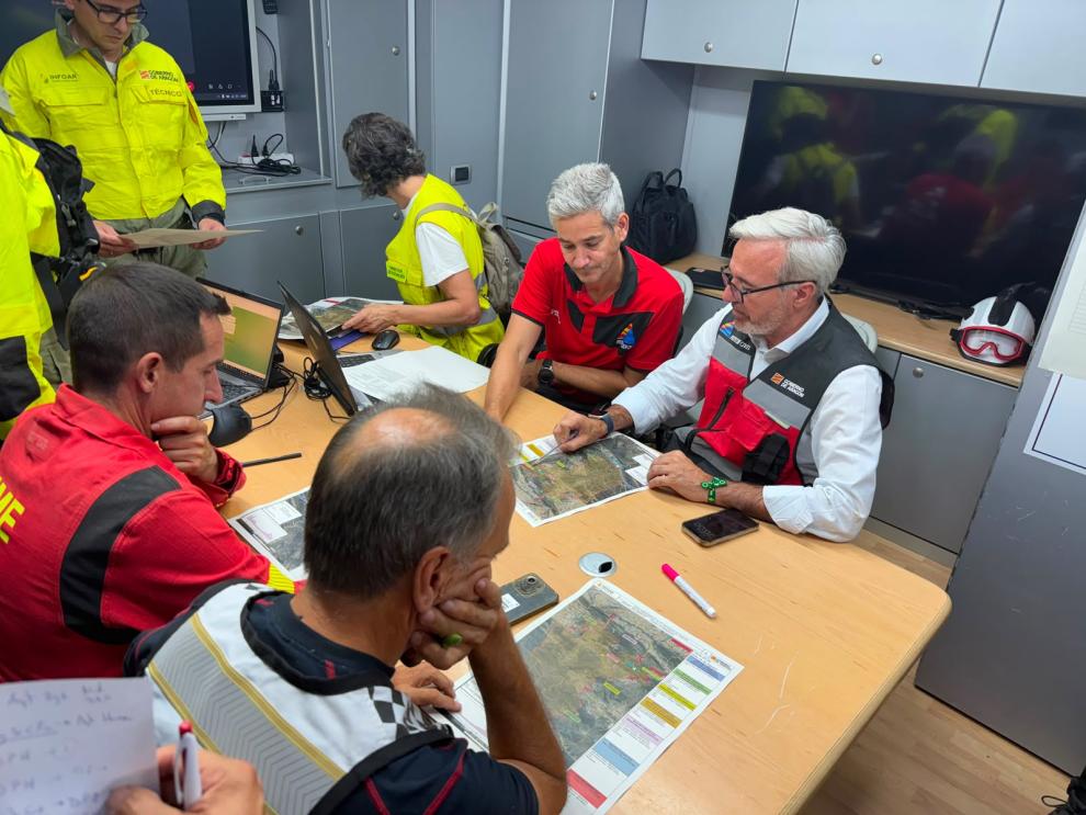 El presidente Azcón ha seguido el CECOPI en el Puesto de Mando Avanzado del incendio de Las Peñas de Riglos.