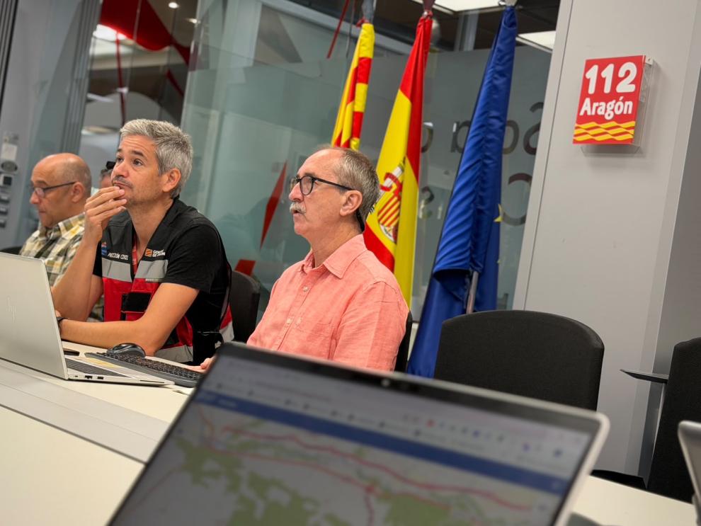 El director general de Interior y Emergencias del Gobierno de Aragón, Miguel Ángel Clavero, y el jefe de servicio de Seguridad y Protección Civil, Jorge Crespo, en el CECOPI celebrado esta mañana.