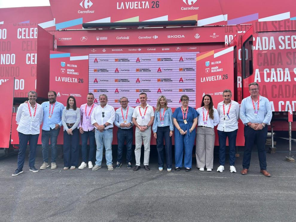 La vicepresidenta Mar Vaquero, los consejeros Luis Biendicho y Arancha Simón, la directora general de Turismo y Hostelería, María Nogueras; junto a otras autoridades de distintas administraciones
