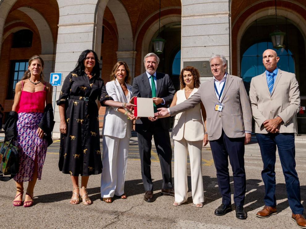 El presidente del Gobierno de Aragón, junto a las alcaldesas de las tres capitales aragonesas en la entrega de las alegaciones esta mañana en Madrid.
