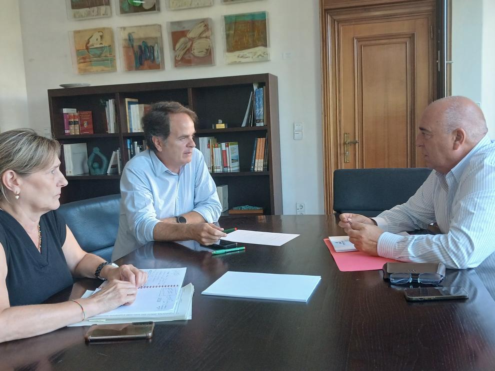 Laura Moreno, Roberto Bermúdez de Castro y Alfredo Zaldívar, durante la reunión en el departamento de Hacienda.