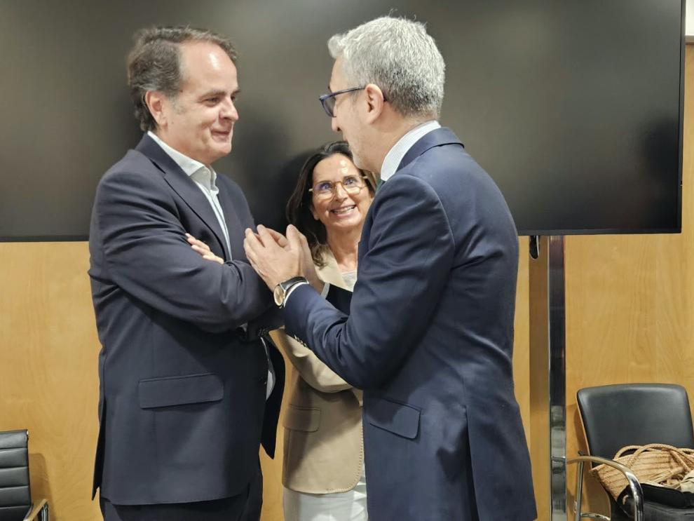 El consejero de Hacienda, Roberto Bermúdez de Castro, saluda al ministro Arcadi España ante la mirada de Isabel Martín-Retortillo.