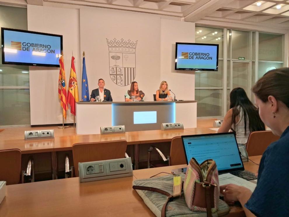 La consejera Susín (centro), acompañada por el director general de Planificación, Centros y FP (izq.) y la directora general de Personal (dcha.)
