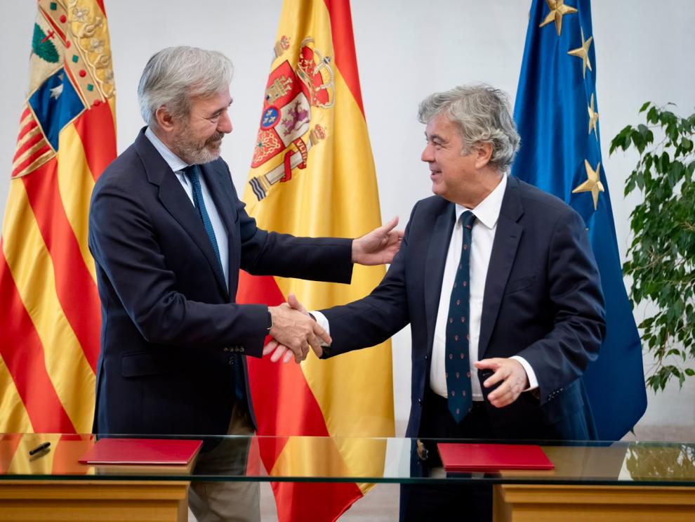 El Gobierno de Aragón y Fundación La Caixa firman un convenio de acción social en la comunidad.