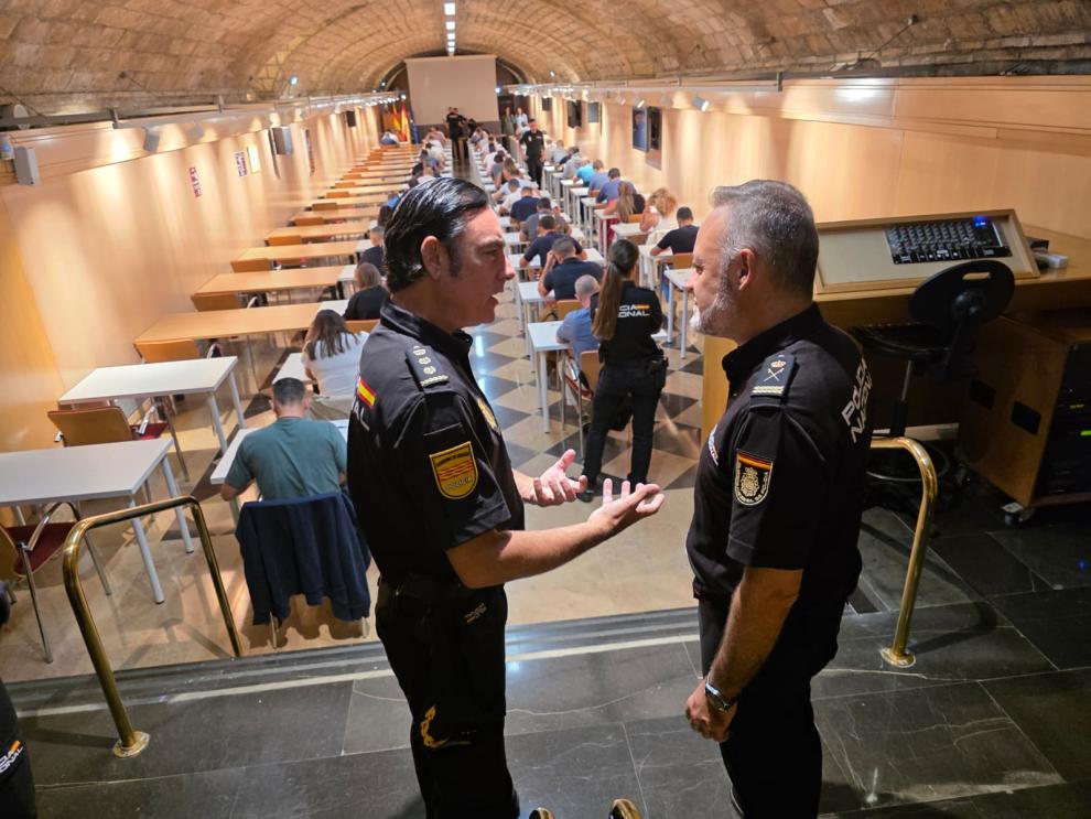 Los jefes de la Unidad de Policía Adscrita en Aragón (izda.) y de la División de Personal de la Policía Nacional (dcha.), en la prueba celebrada este jueves.