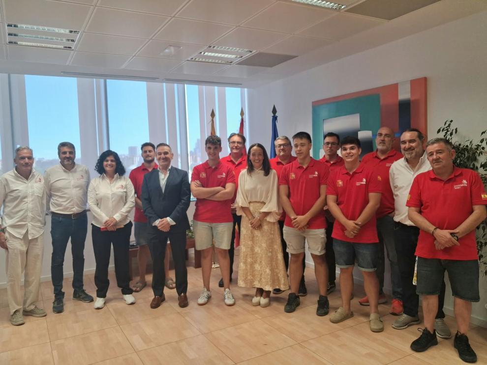 Foto de grupo de los tres representantes aragoneses que viajarán a Sanghai, con sus tutores, sus preparadores y la consejera Susín y el director general, Luis Mallada