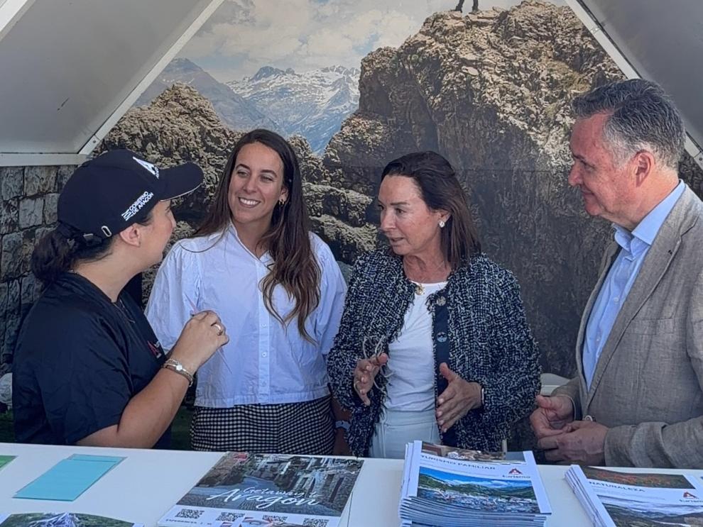 El consejero de Medio Ambiente y Turismo, Luis Biendicho, junto a la directora general de Turismo y Hostelería, María Nogueras, y la vicepresidenta de las Cortes, Carmen Rouco, este sábado en el Santuario de Torreciudad