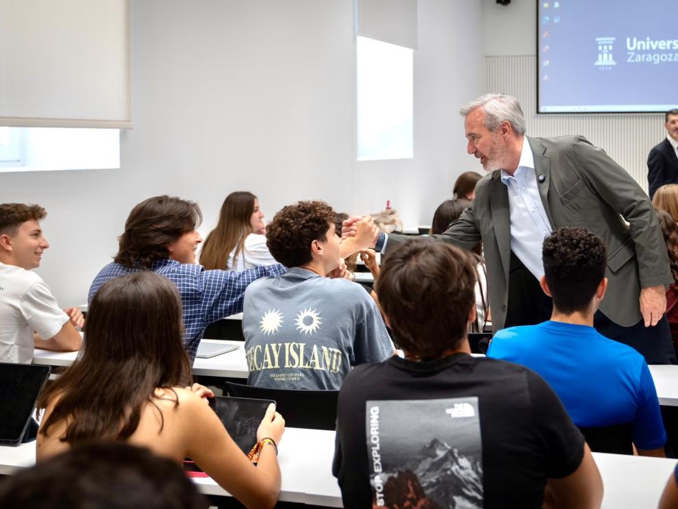 El presidente Azcón, en la nueva Facultad de Medicina de Huesca.