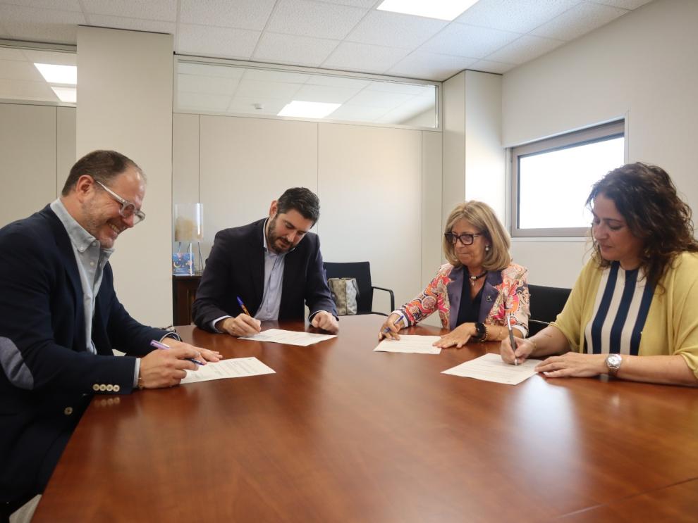 Alejandro Nolasco, en la firma junto a los presidentes de los Colegios: Raquel García, Ángel Más y María José Villafranca