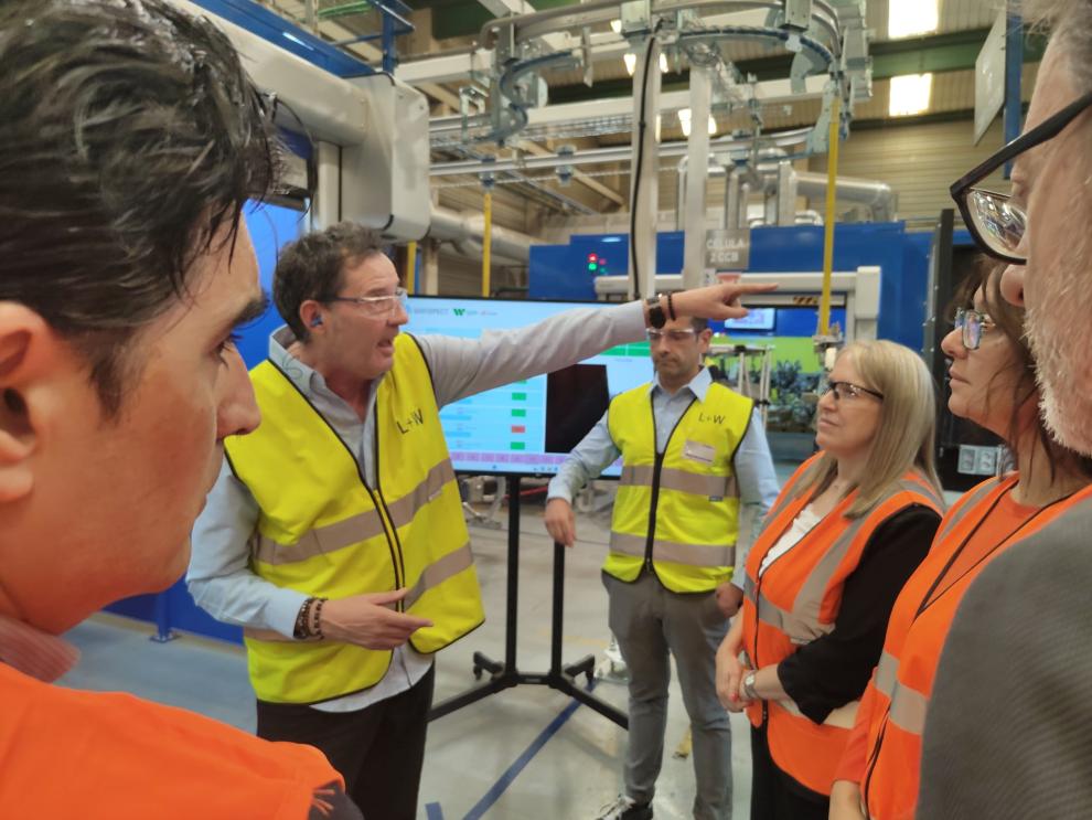 La consejera de Economía, Competitividad y Empleo, Eva Valle, junto a la directora general Mar Paños, ha visitado la empresa aragonesa.